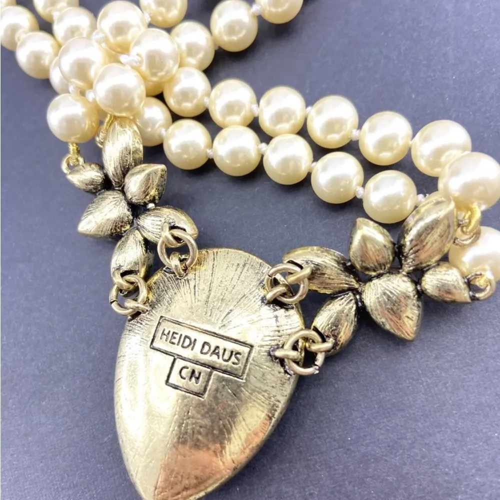 Heidi DAUS “Queen Elegance” Emerald / Pearle necklace - Picture 5 of 5